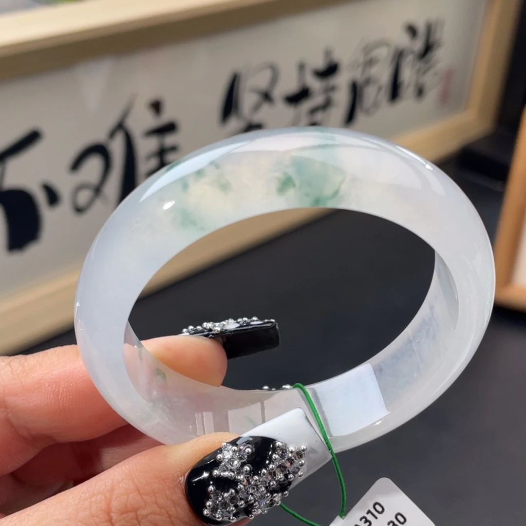 翡翠未镶嵌手镯白冰起光飘花宽版手镯