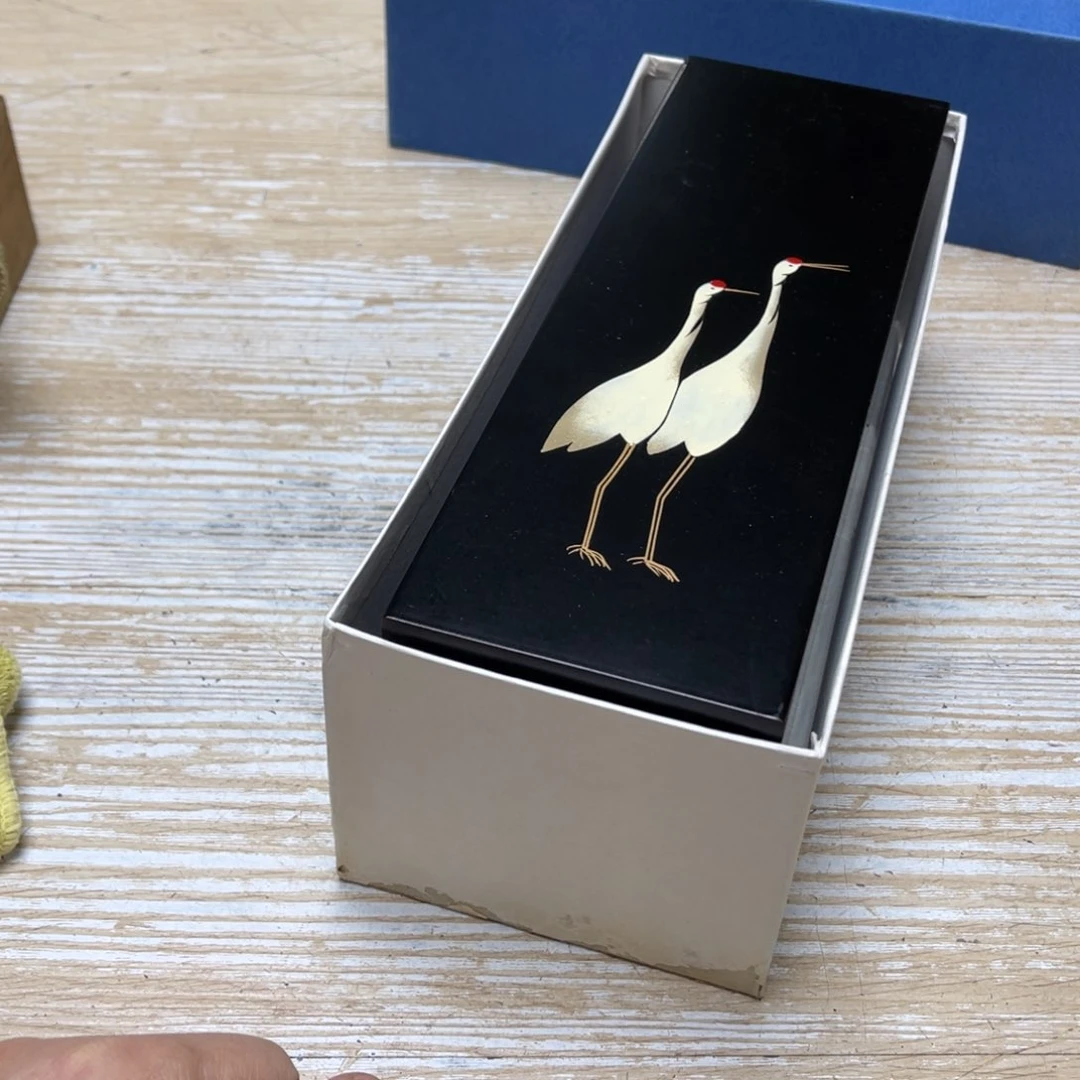 瓷片一*密密麻麻地排列着一个