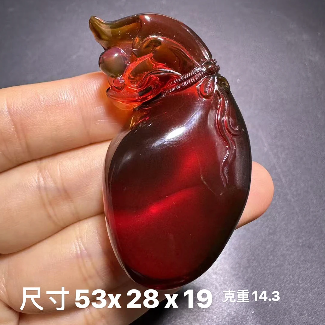 缅甸天然琥珀大师工雕刻件血珀酒红净水玻璃体钱袋吊坠