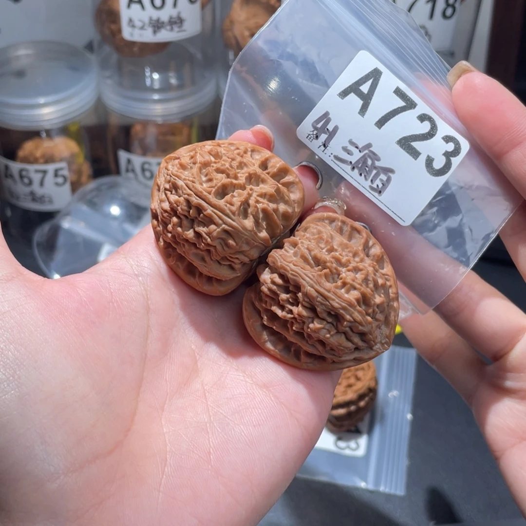v***r核桃41三角白文玩核桃