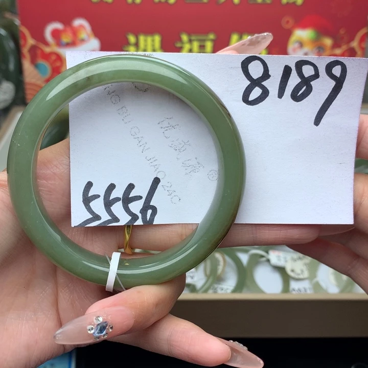 和田玉手镯未镶嵌姜***！