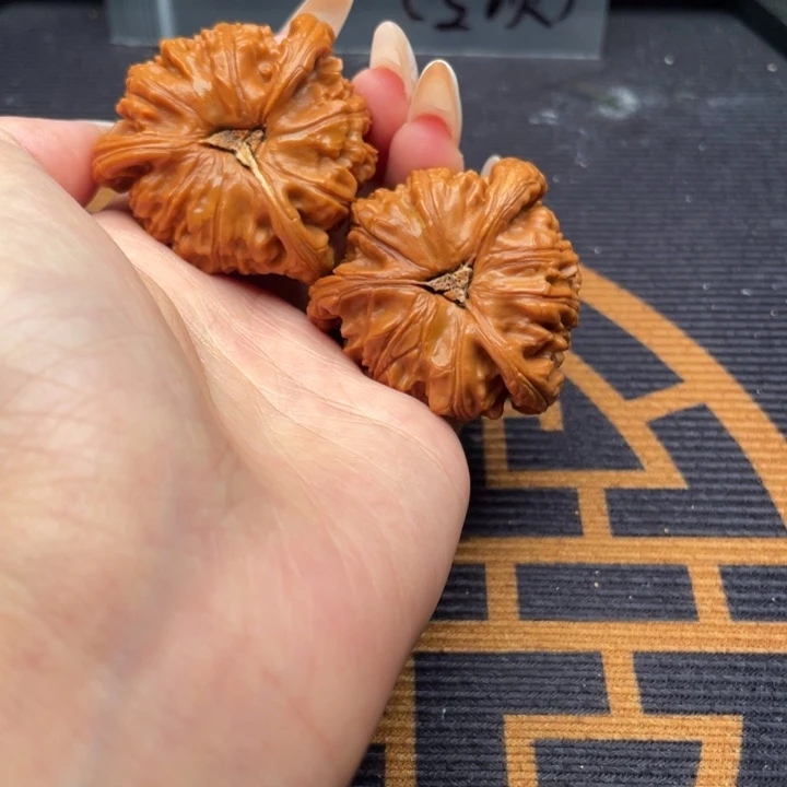 赵***达文玩核桃吊坠白狮子