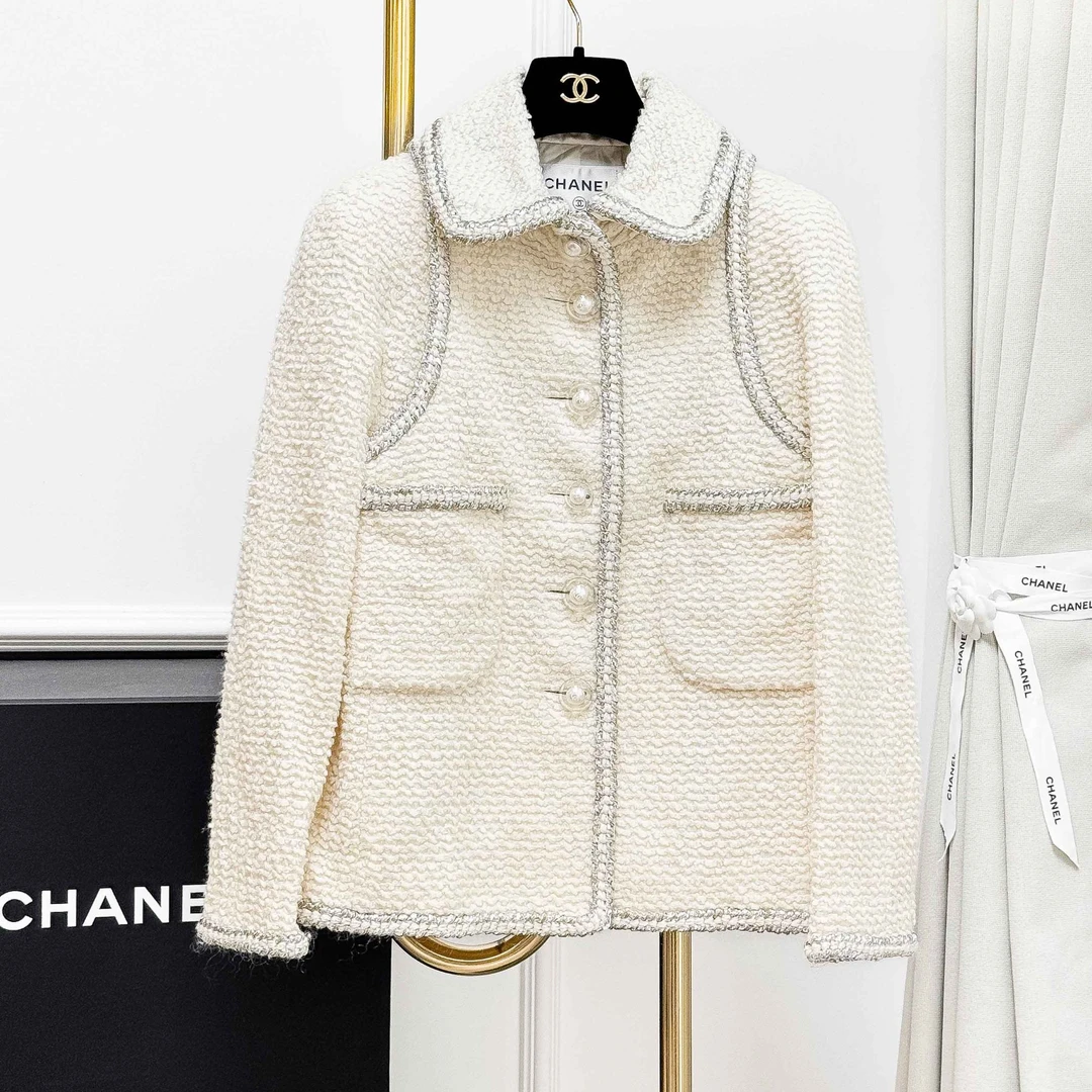 99新 Chanel/香奈儿 36码17K地控系列米白色拼银色边长袖外套