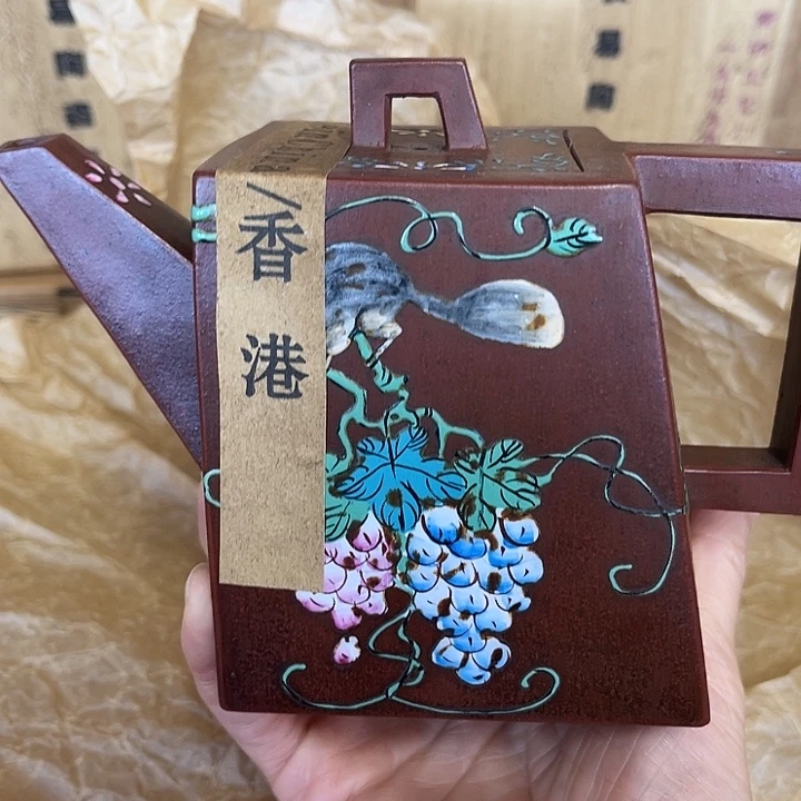 茶壶紫砂原矿泥料手工制作的一把紫砂壶。