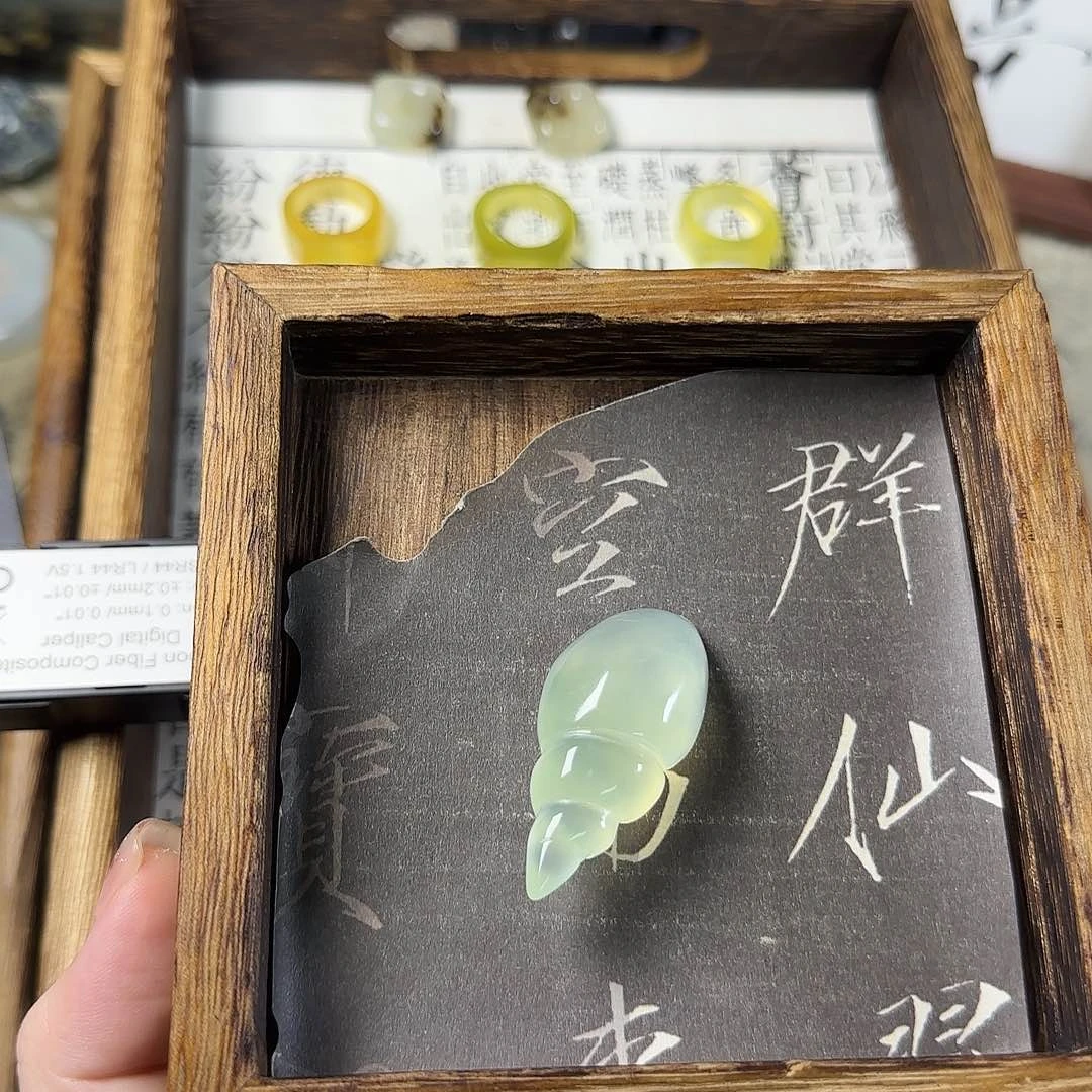 墨***画蛇纹石玉合金颈饰