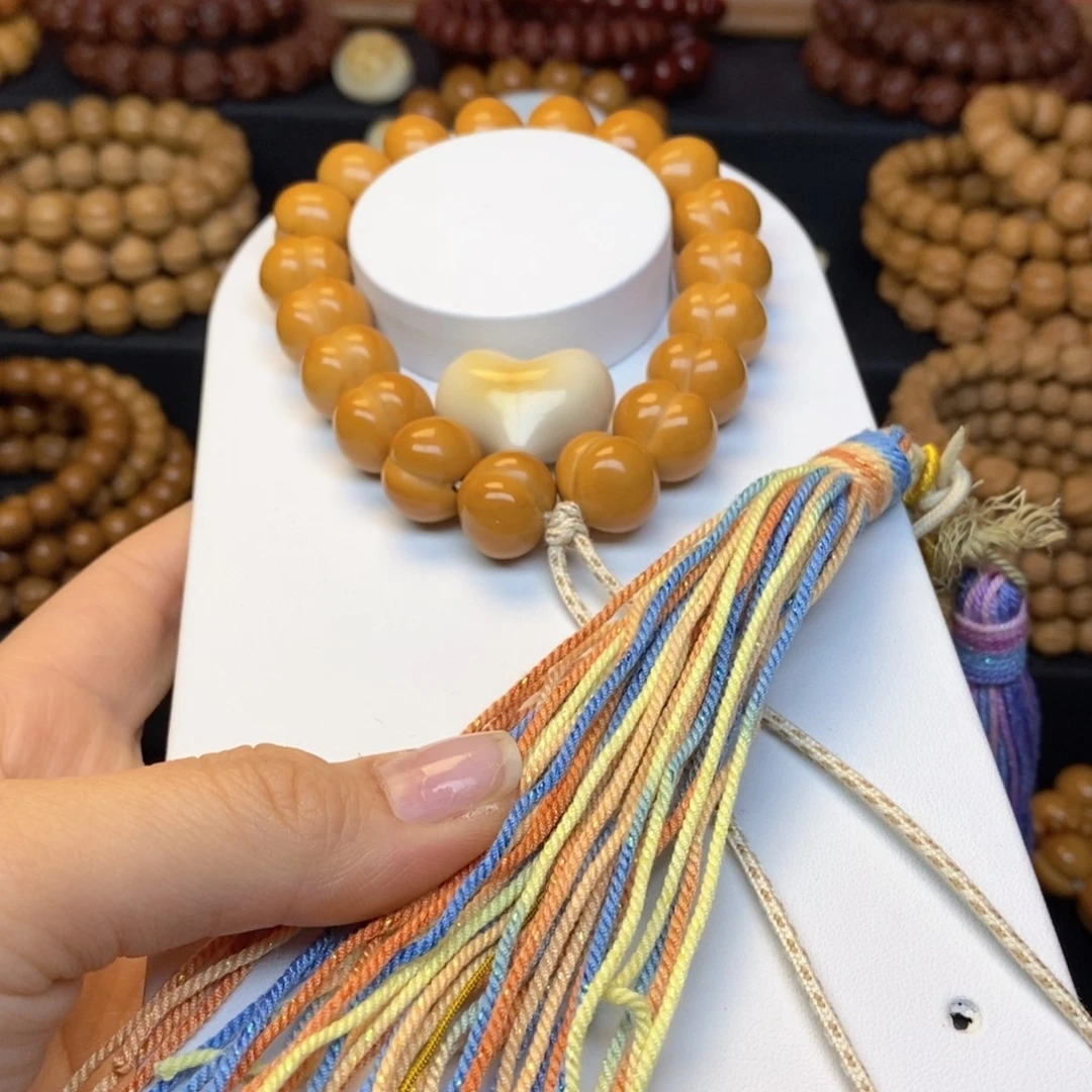 H***)猴头核桃吊坠微瑕屁桃➕爱心流苏