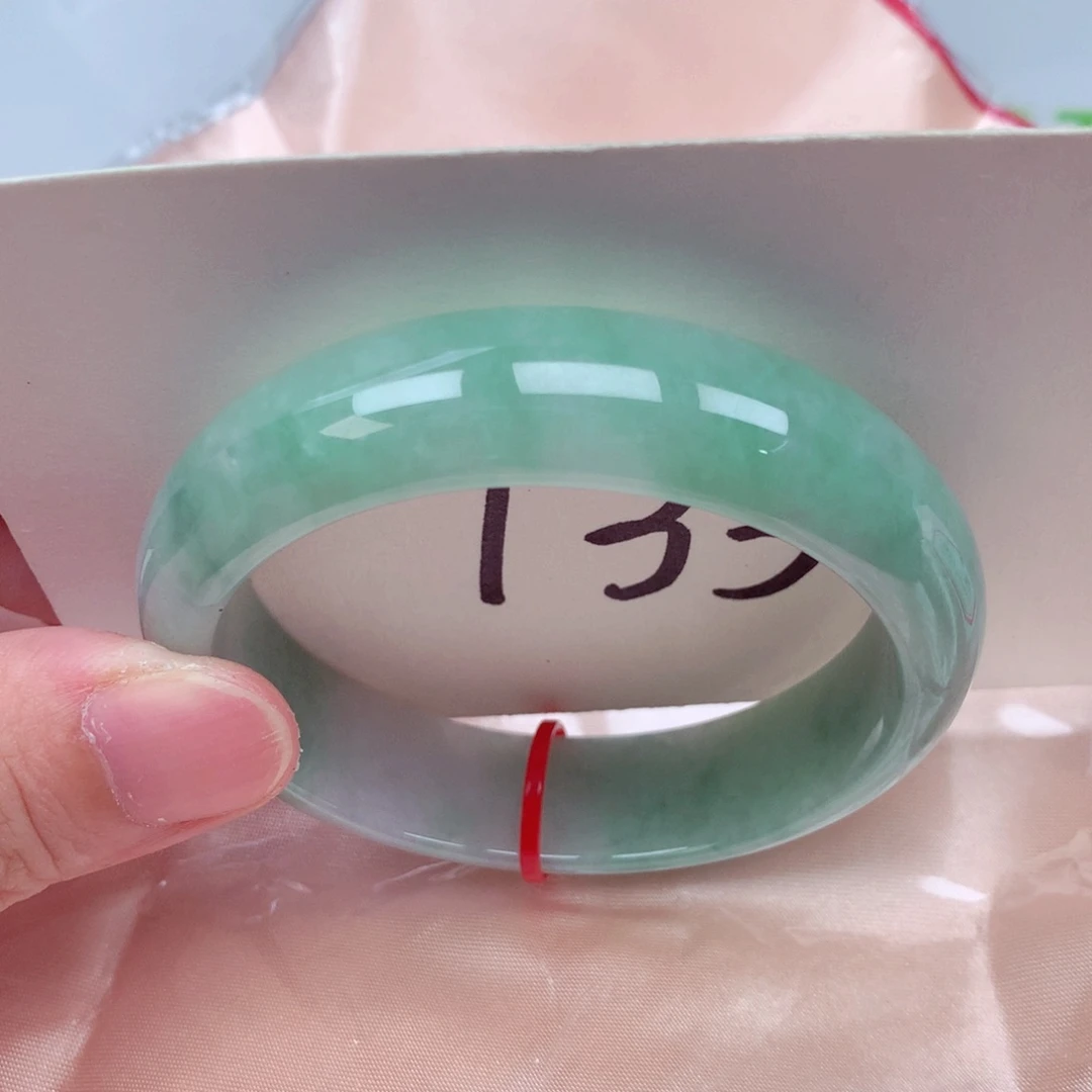 翡翠手镯未镶嵌翡翠