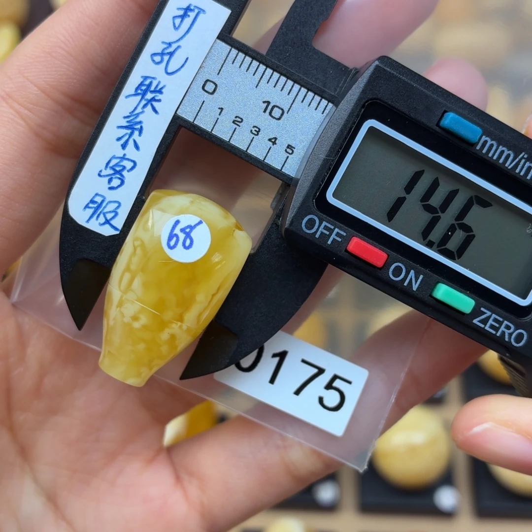 毛***熊蜜蜡未镶嵌裸石蜜蜡微瑕