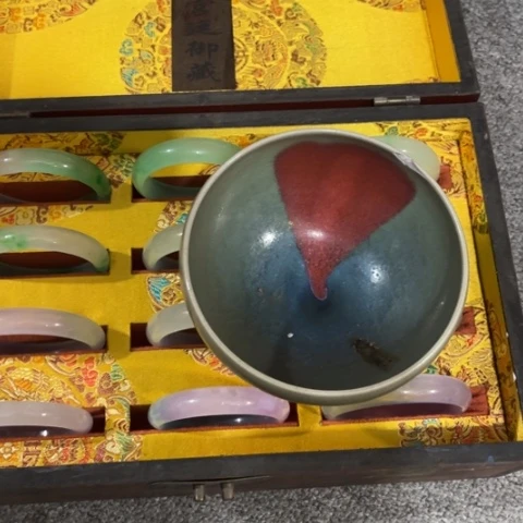 摆件流**沙瓷器和瓷器都是由