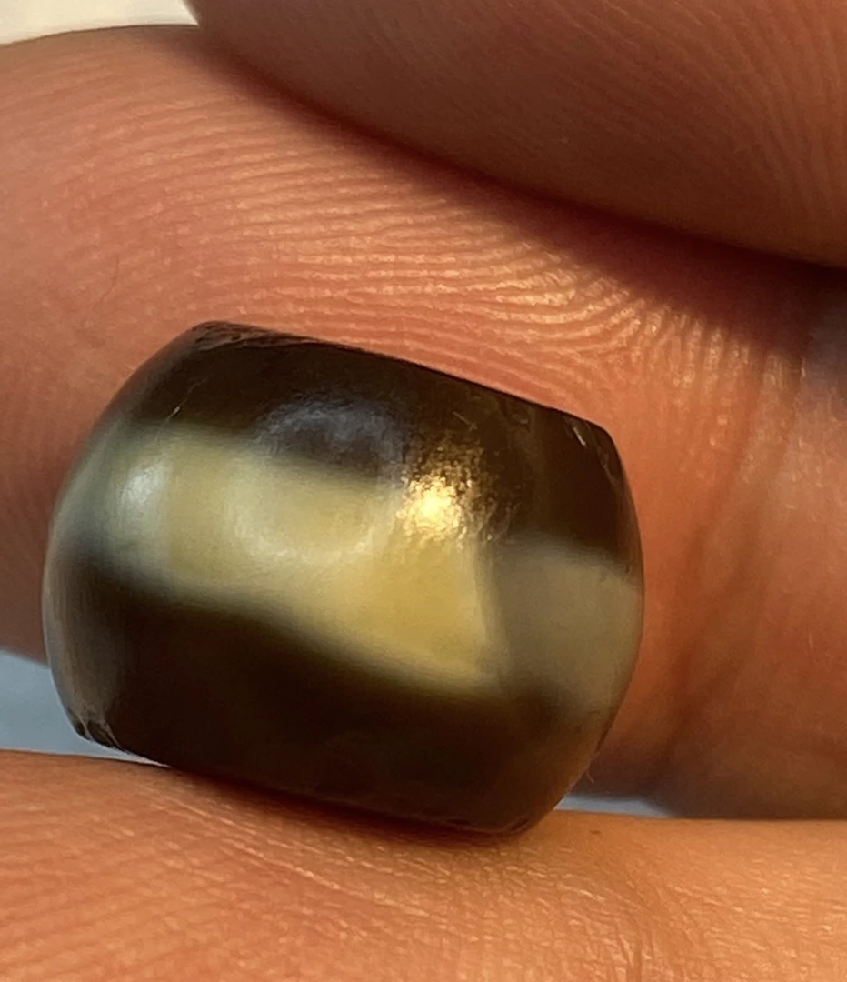 藏系老镶蚀一线珠形制规整饱满，包浆油润酥透。尺寸约1.45*1.08cm