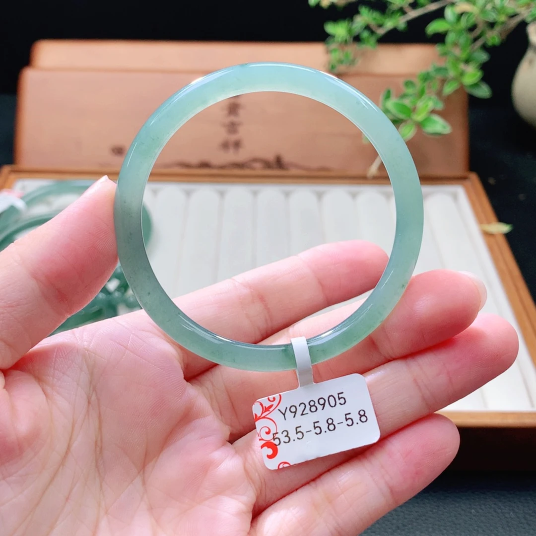 未镶嵌手镯（圆镯）翡翠