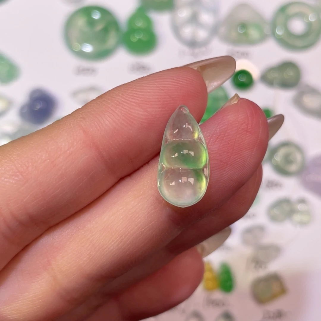 翡翠未镶嵌颈饰裸石