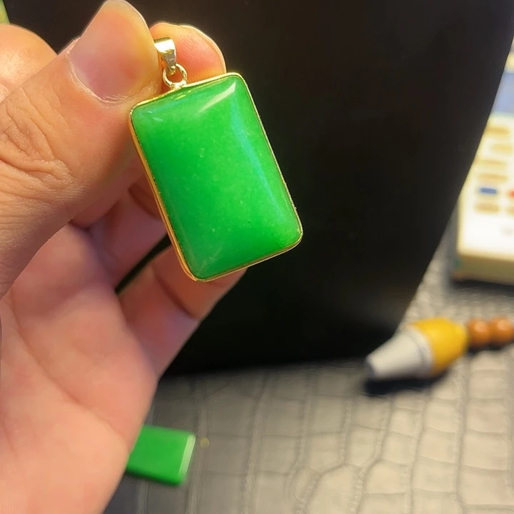 颈饰18K金镶嵌翡翠