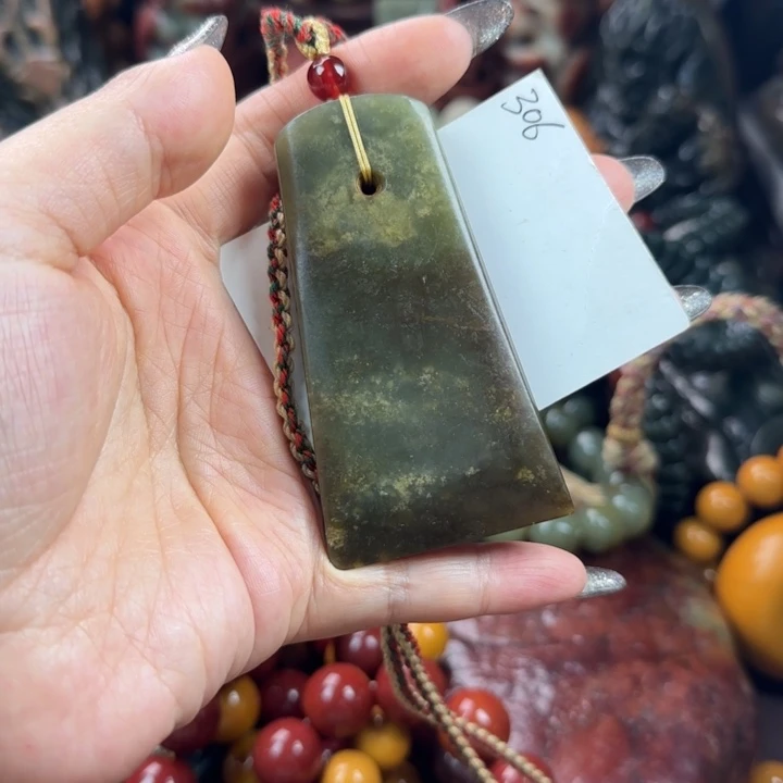 透闪石质玉未镶嵌珠宝奇石