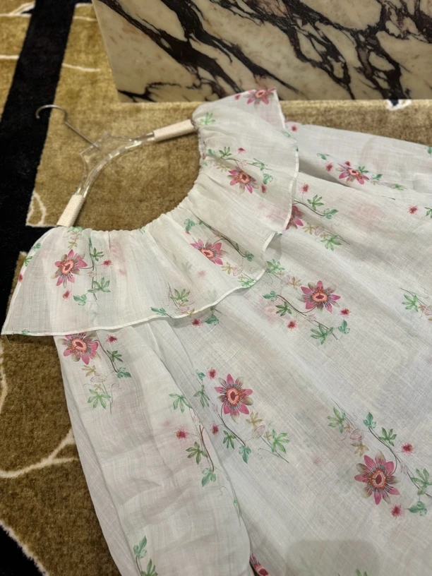 uki studio｜第一眼美女 亚麻花朵上衣 薄透夏日感