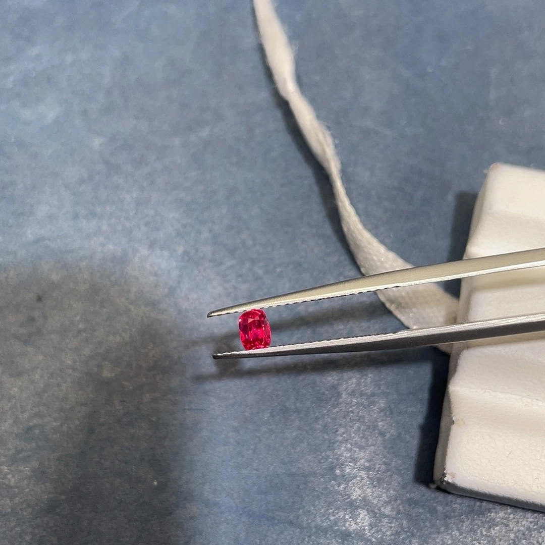 尖晶石裸石0.38ct缅甸超级绝地吉尔德