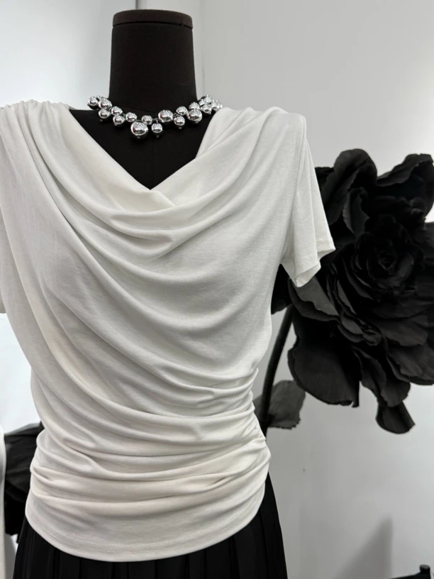 短袖圆领常规一字领厌世风T恤不规则白色褶皱设计感