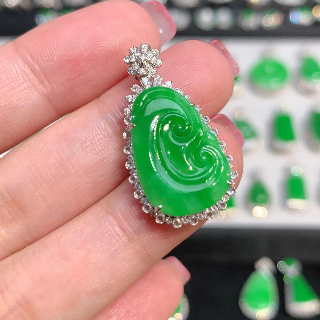 翡翠18K金镶嵌颈饰