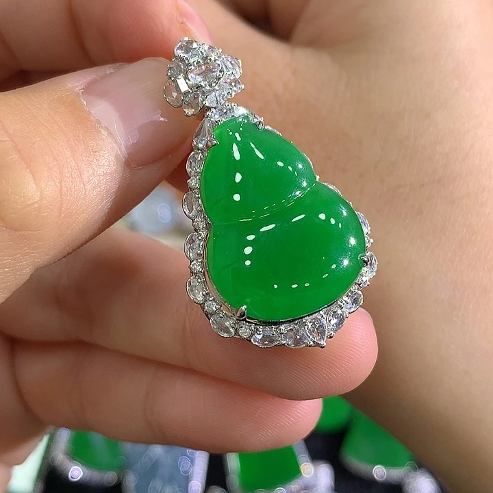 翡翠18K金镶嵌颈饰葫芦