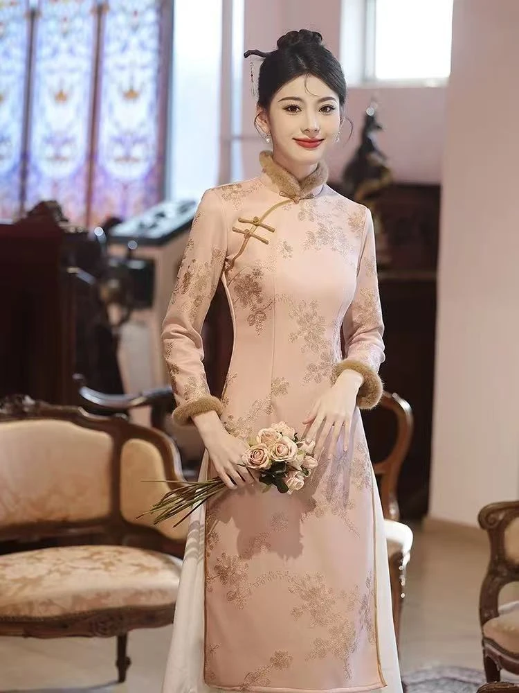 1566 粉色 刺绣花 咖毛领 奥戴 【添春】 旗袍