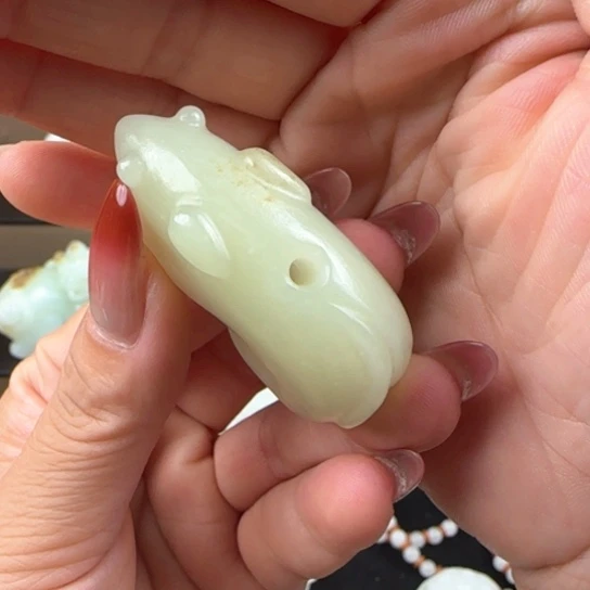 颈饰未镶嵌和田玉（糖玉）