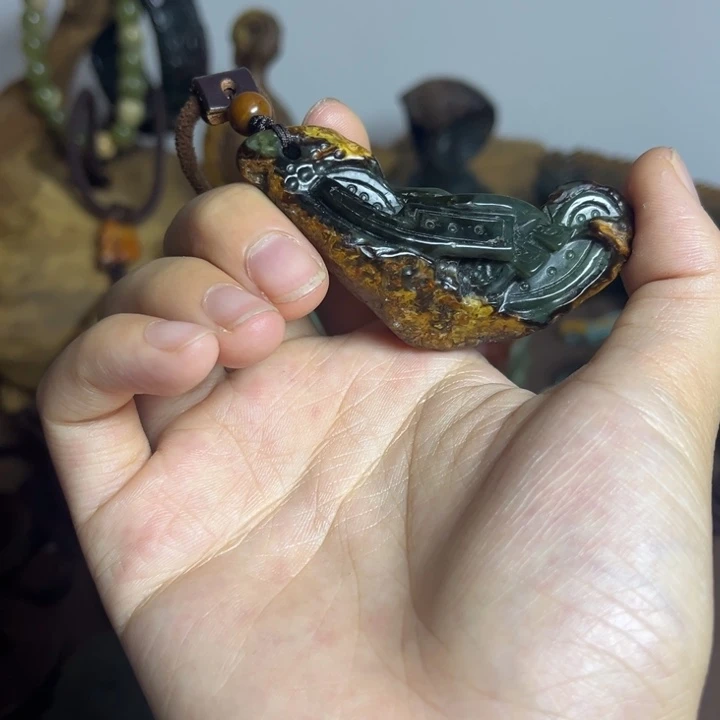 未镶嵌岫岩河磨玉（透闪石质玉）挂件