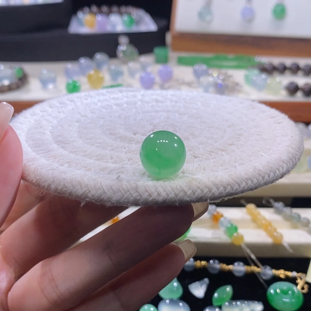 翡翠未镶嵌颈饰冰淡阳绿珠卡13+