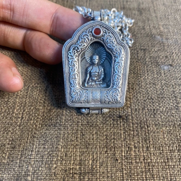 藏银释迦摩尼嘎乌盒挂件