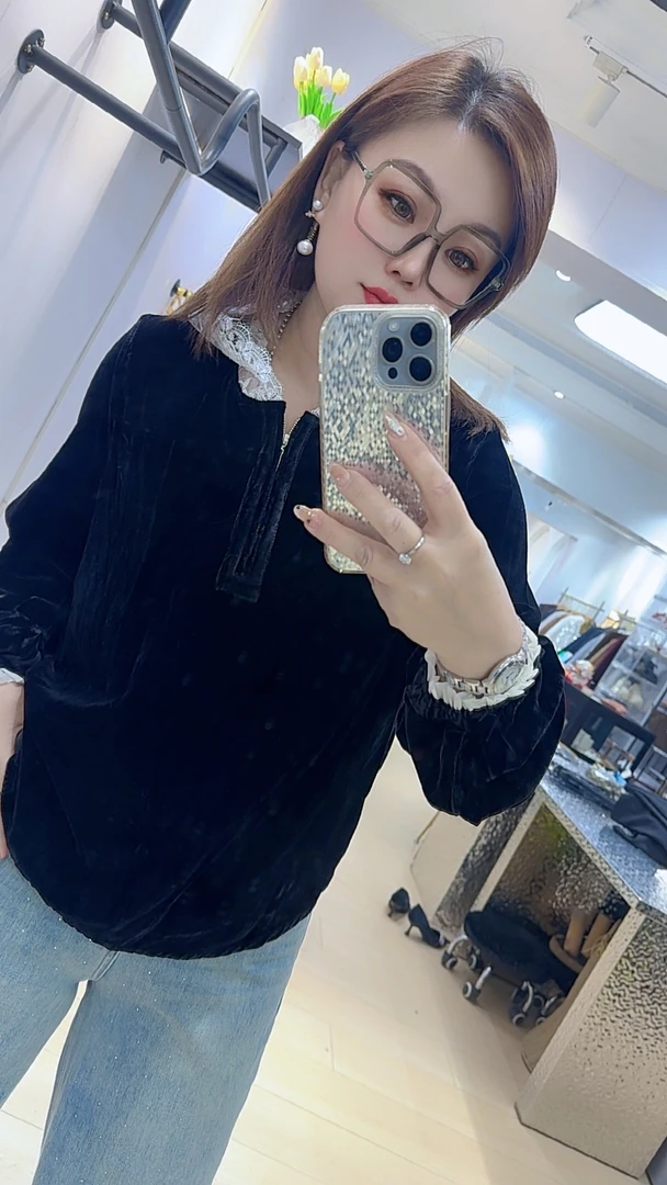 【王大艳家】里，植绒蕾丝帽时尚上衣