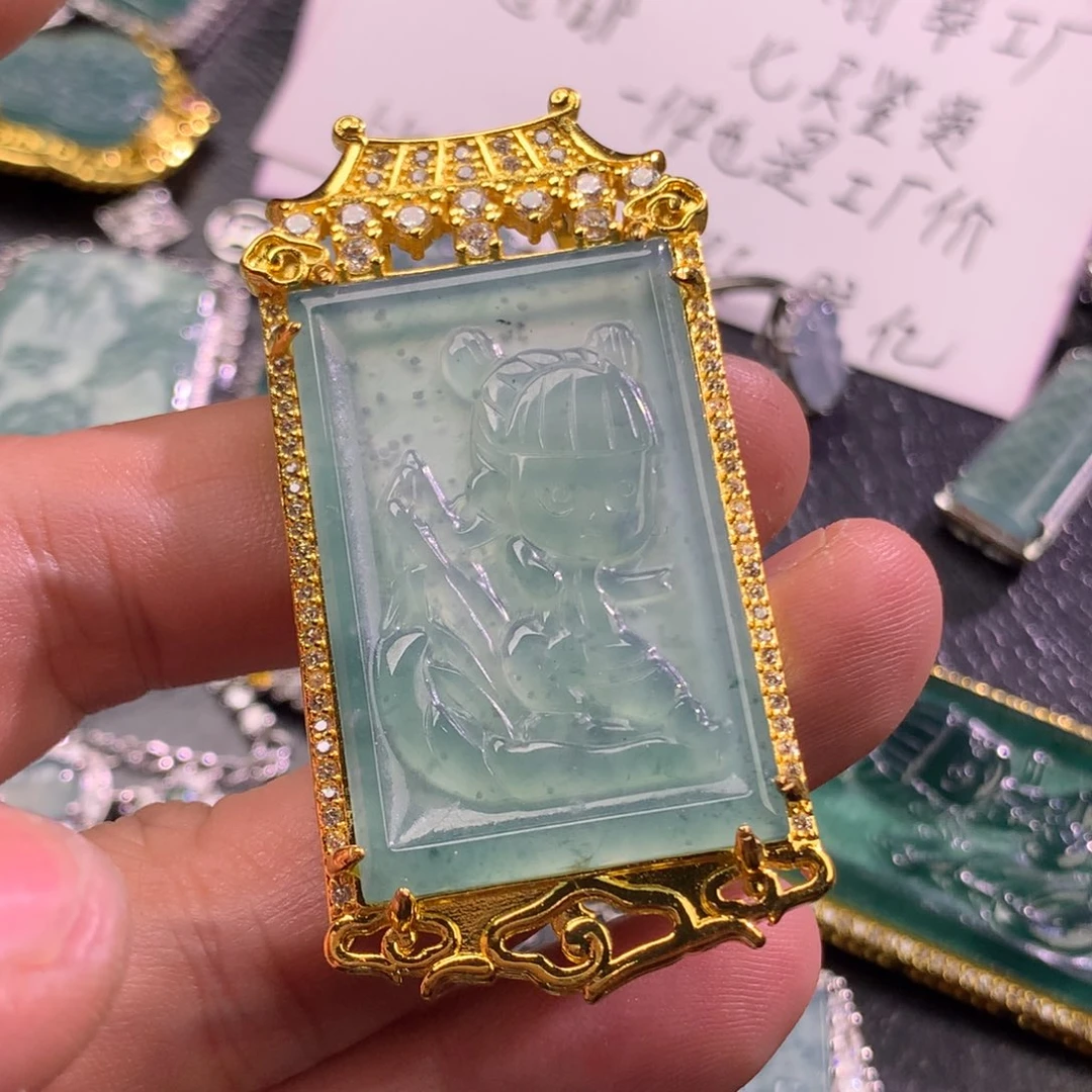 翡翠未镶嵌颈饰哪吒