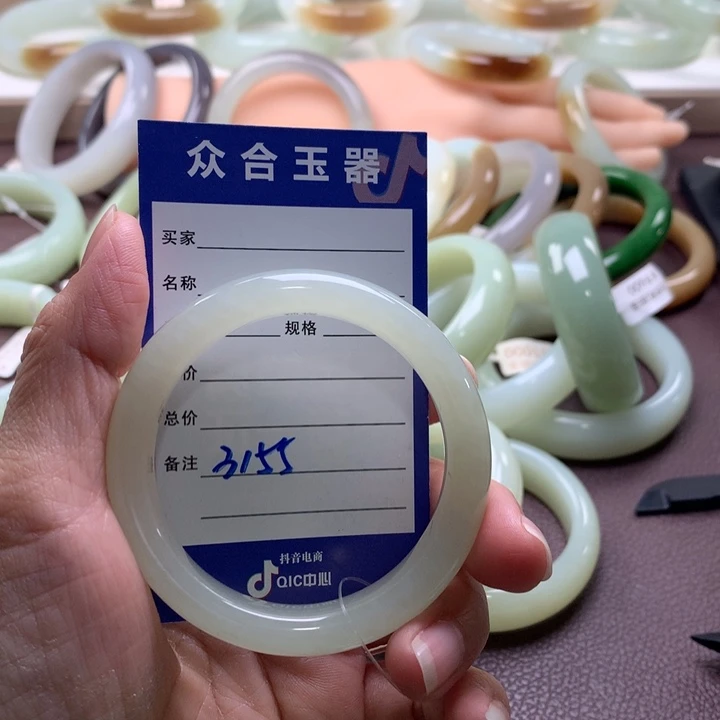 和田玉未镶嵌手镯