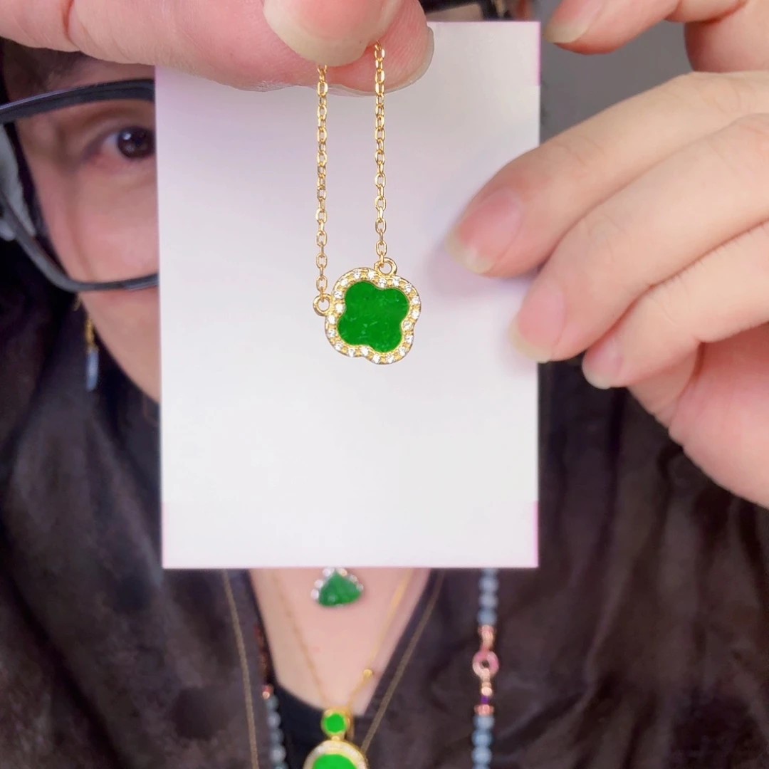 翡翠未镶嵌颈饰一个