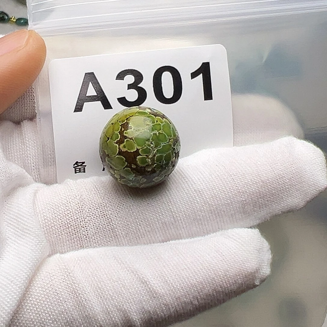 雷***傅绿松石未镶嵌珠宝奇石