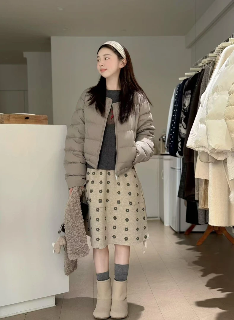 2026秋冬新款韩版气质无领短款棉服外套小狗针织毛衣花朵半身裙