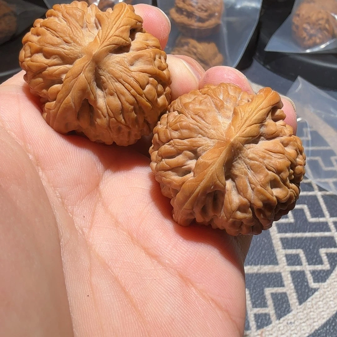 文玩核桃吊坠莲花