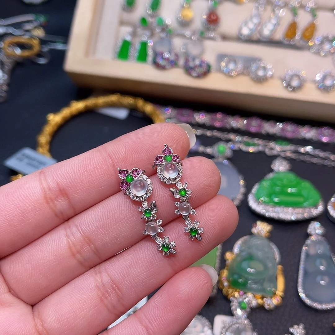 18K金镶嵌翡翠耳饰蛋面