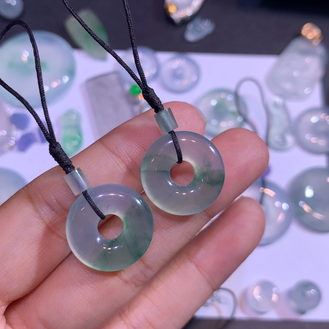 翡翠未镶嵌颈饰一对