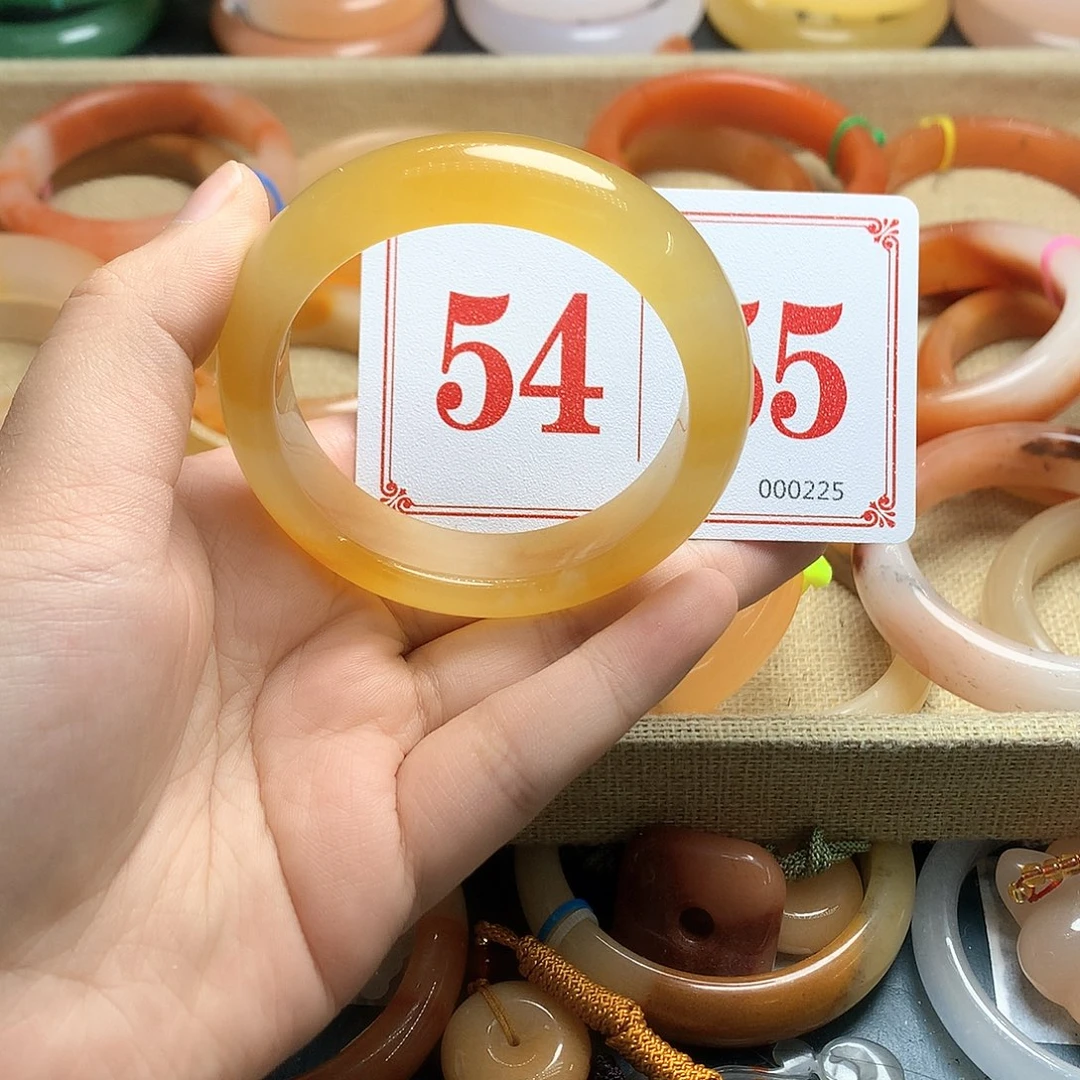 未镶嵌石英质玉（黄龙玉）手镯T****?