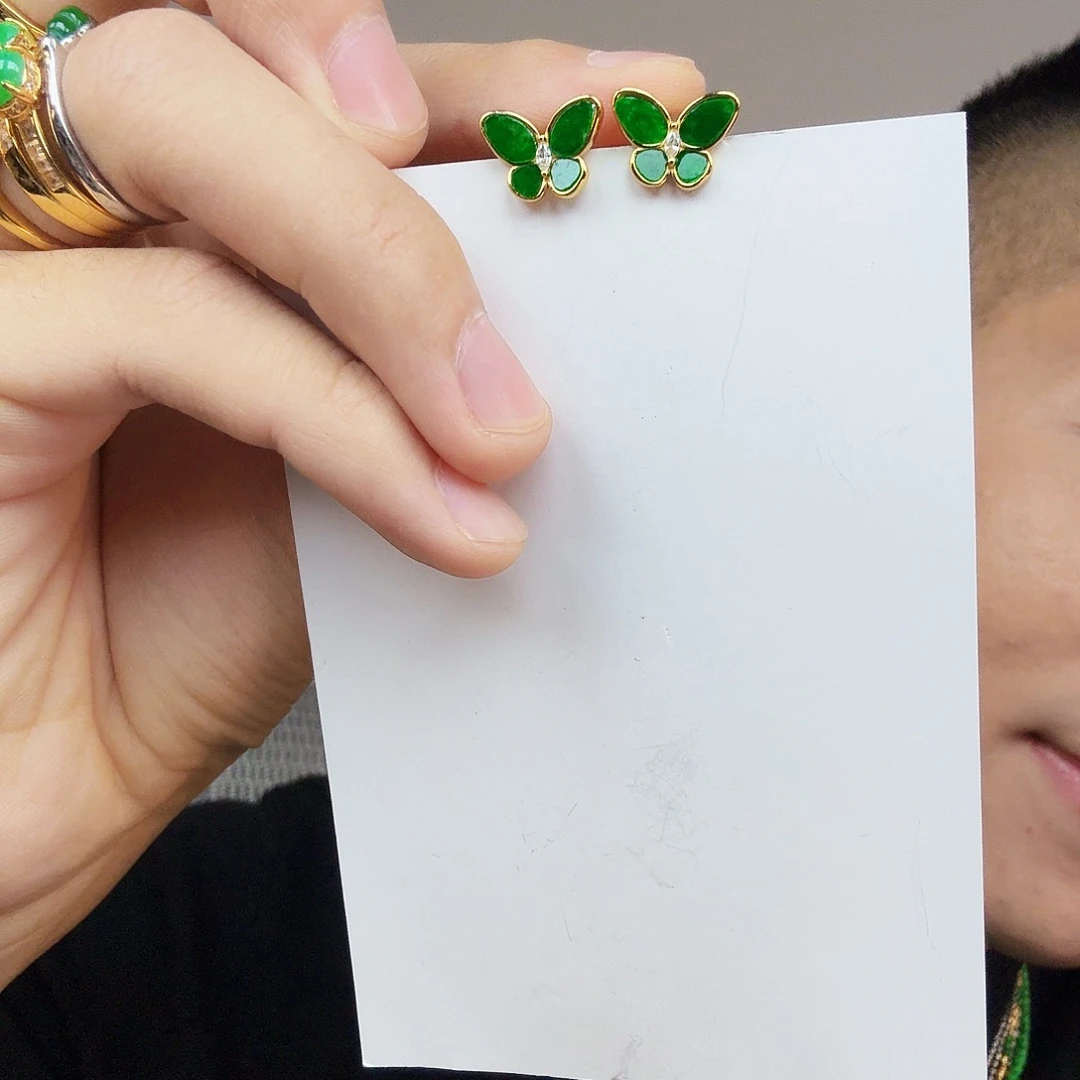 翡翠未镶嵌颈饰一对