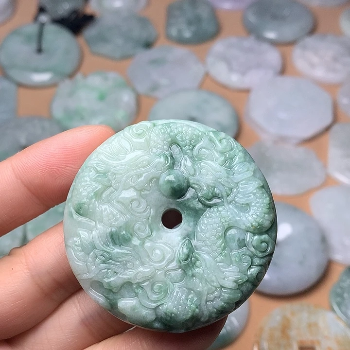 翡翠未镶嵌颈饰九龙扣