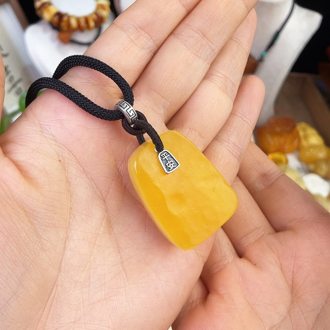 琥珀珠宝奇石未镶嵌。