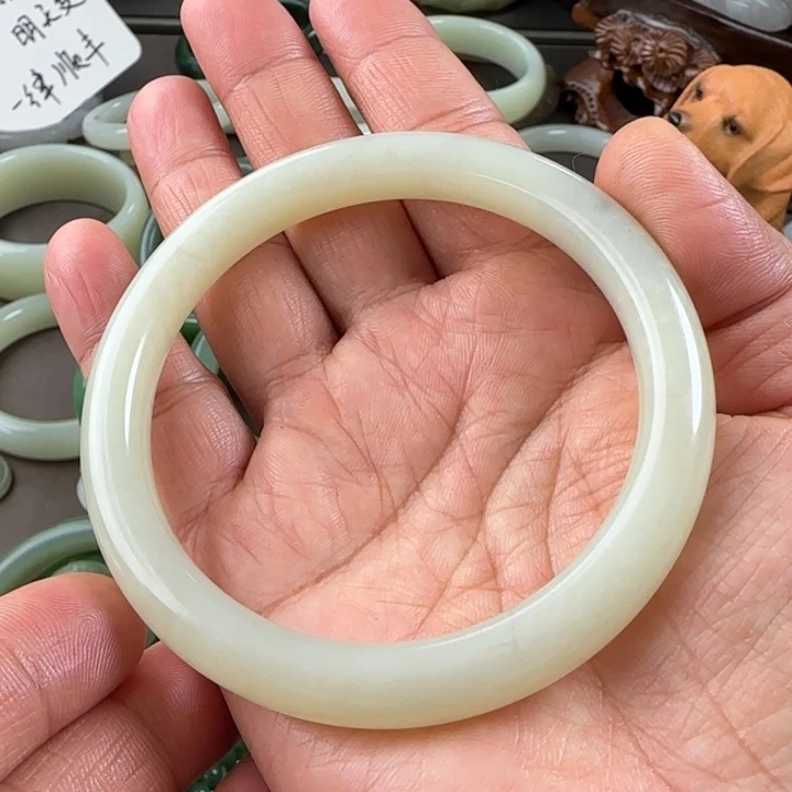 和田玉手镯未镶嵌圈口62+瑕疵
