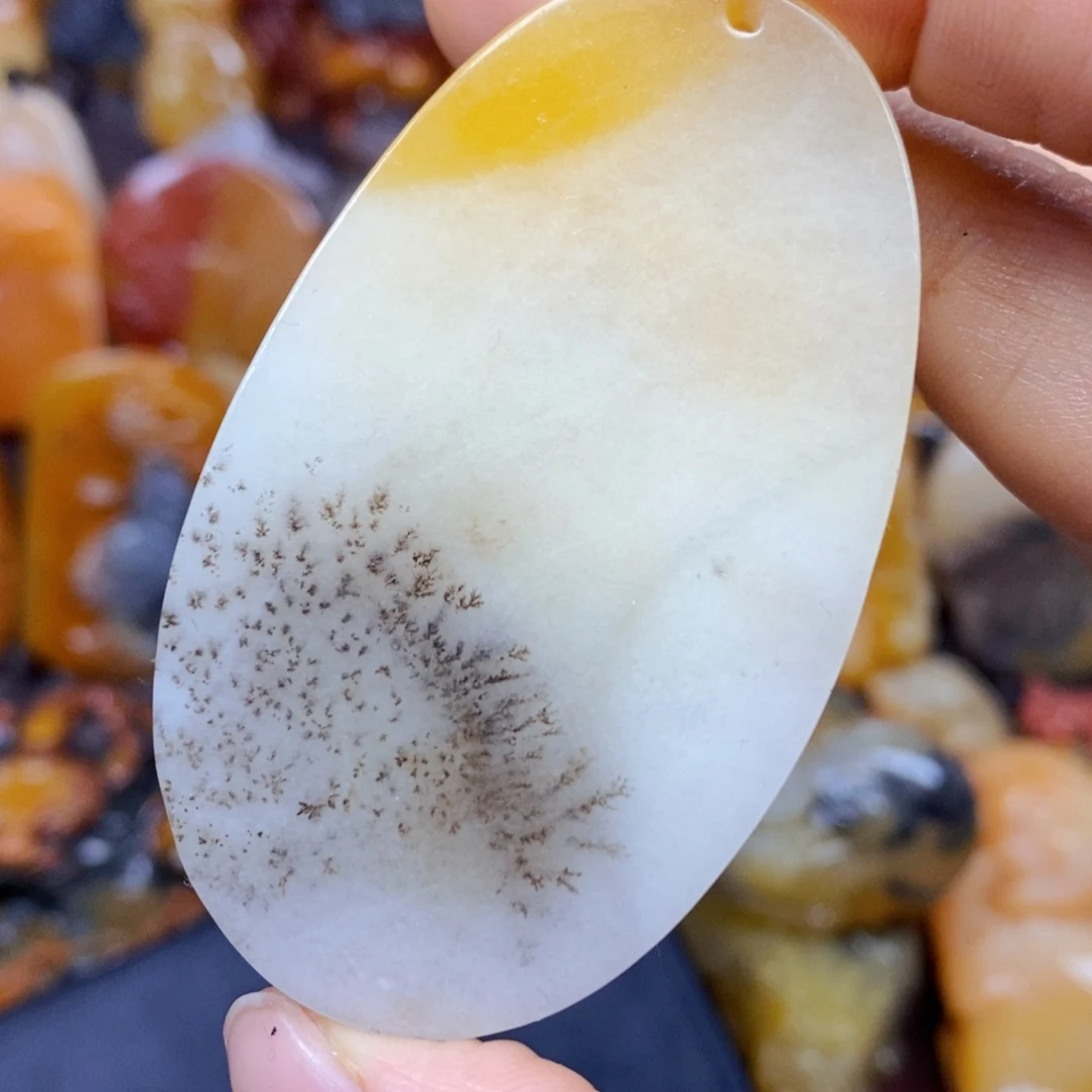 石英质玉（黄龙玉）颈饰未镶嵌