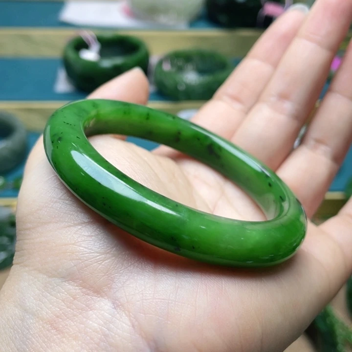 和田玉手镯57圈口。编号91未镶嵌