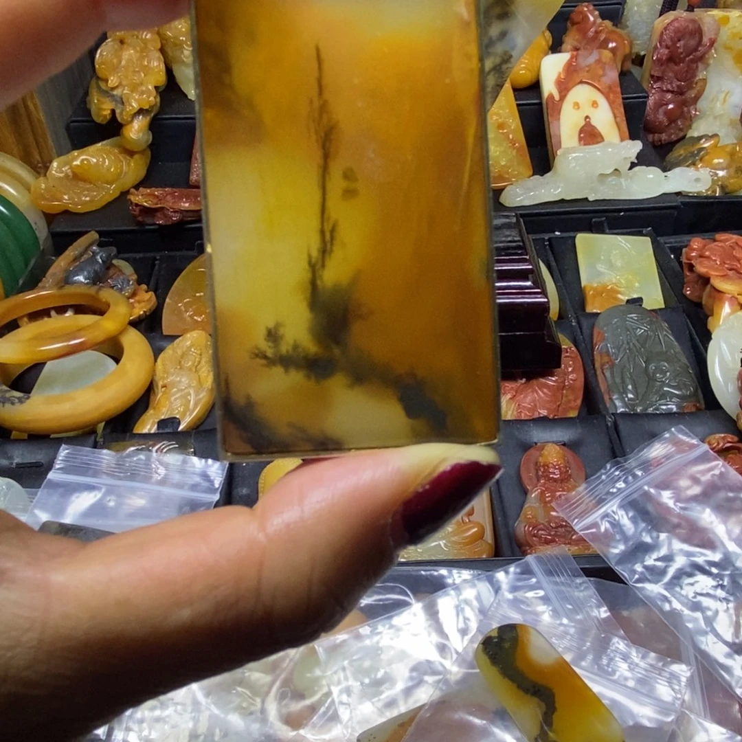石英质玉（黄龙玉）颈饰合金