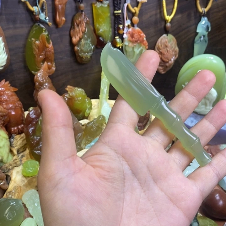 蛇纹石玉未镶嵌颈饰