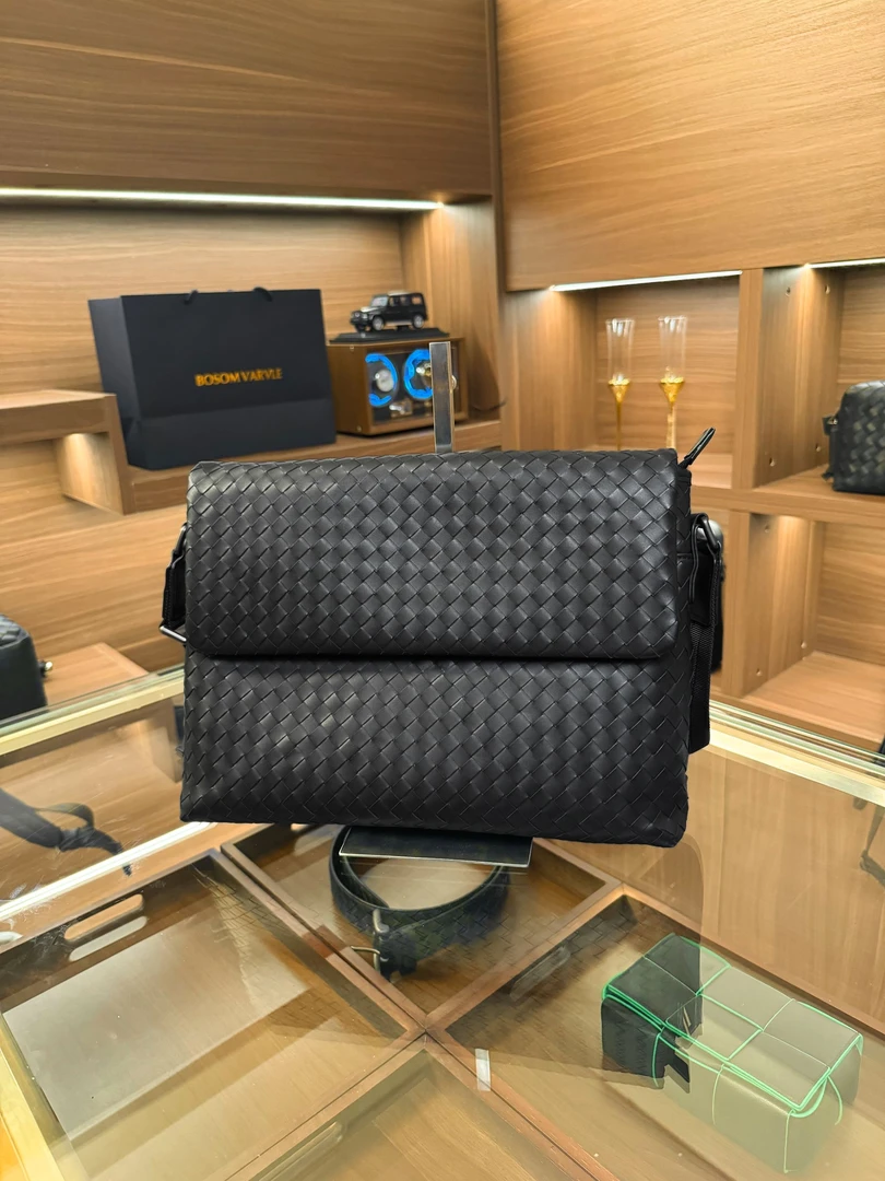 BV男士高级感商务休闲斜挎包纯轻奢高端手工编织胎牛皮男款单肩包