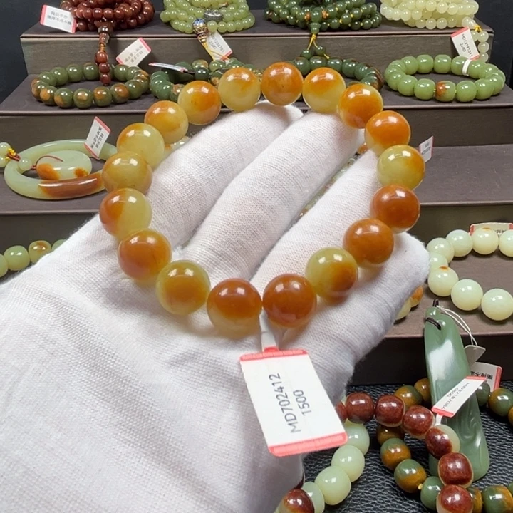 艾***德透闪石质玉未镶嵌手链