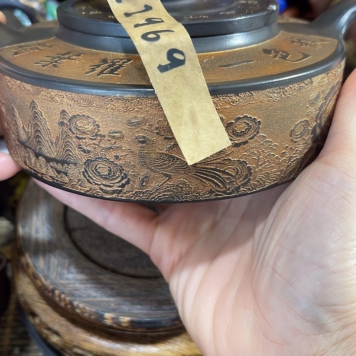 茶壶紫泥原矿泥料手工制作的一把紫砂壶。