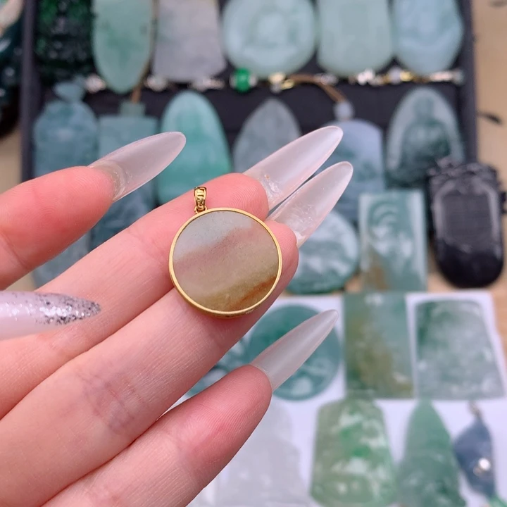 翡翠18K金镶嵌颈饰无事牌